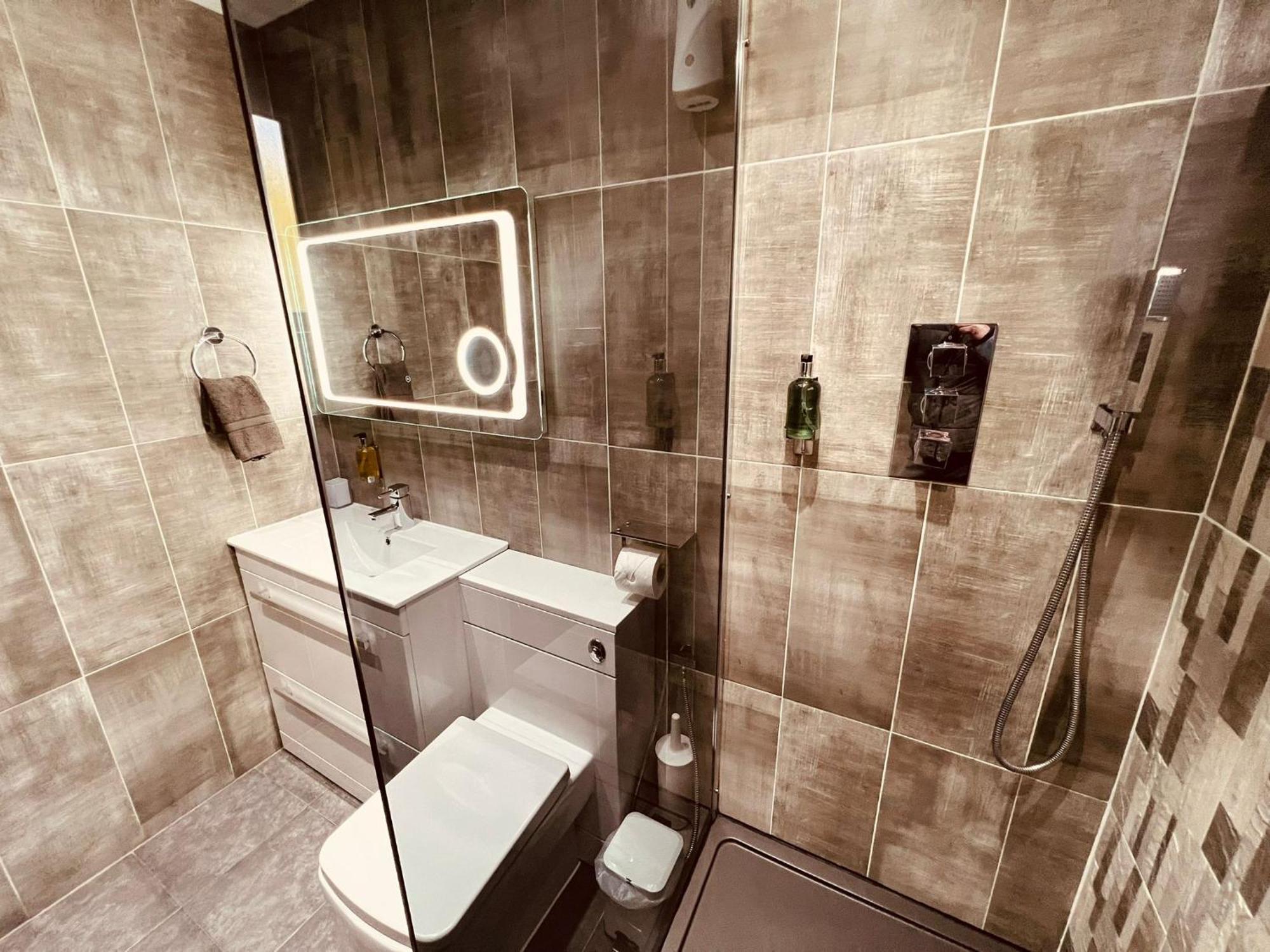 Modern Suites -5 Bedroom House- With Free Parking Birmingham City Ngoại thất bức ảnh